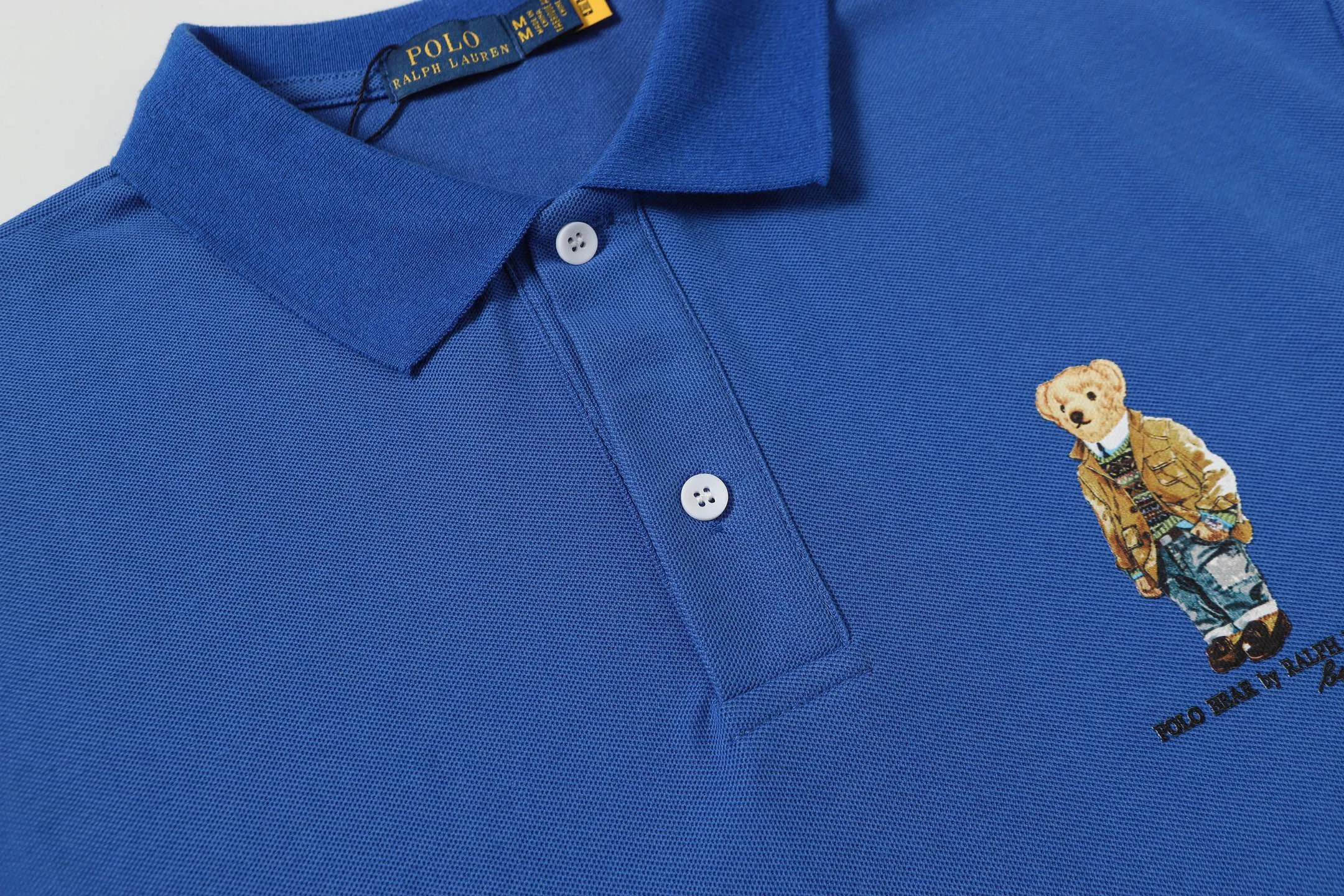 P156 Style number: A016 [Ralph Lauren classic bear print Polo shirt] ✅250 grams of fine cotton pique fabric, custom-woven and dyed threads ✅Original stickers Scan the QR code to enter the official website ✅Large version, loose and stylish, can wear up to 210 pounds Color: black, white, navy, blue, sky blue, dark gray, floral gray Size: S-XL